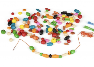 Fädelperlen als sinnvolles Ostergeschenk für Kinder