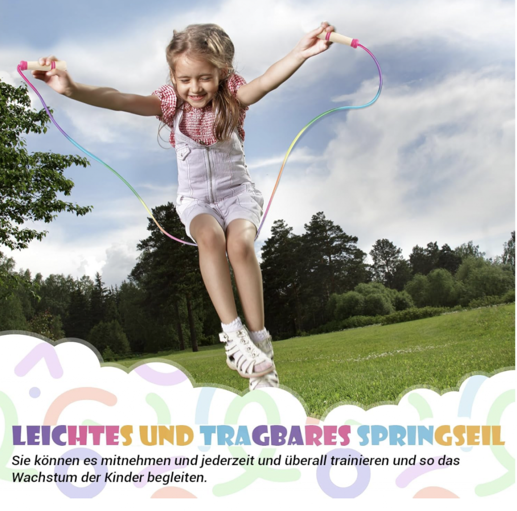 glückliches Kind ist aktiv in Bewegung mit einem Springseil